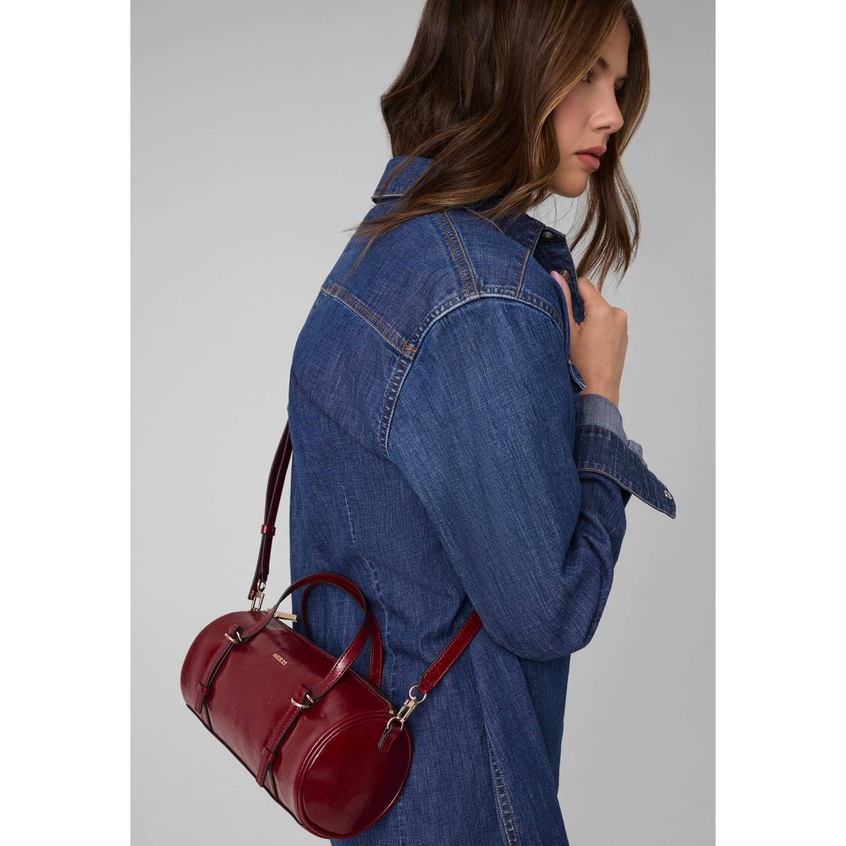 Taylor Mini Barrel Satchel rouge, GUESS