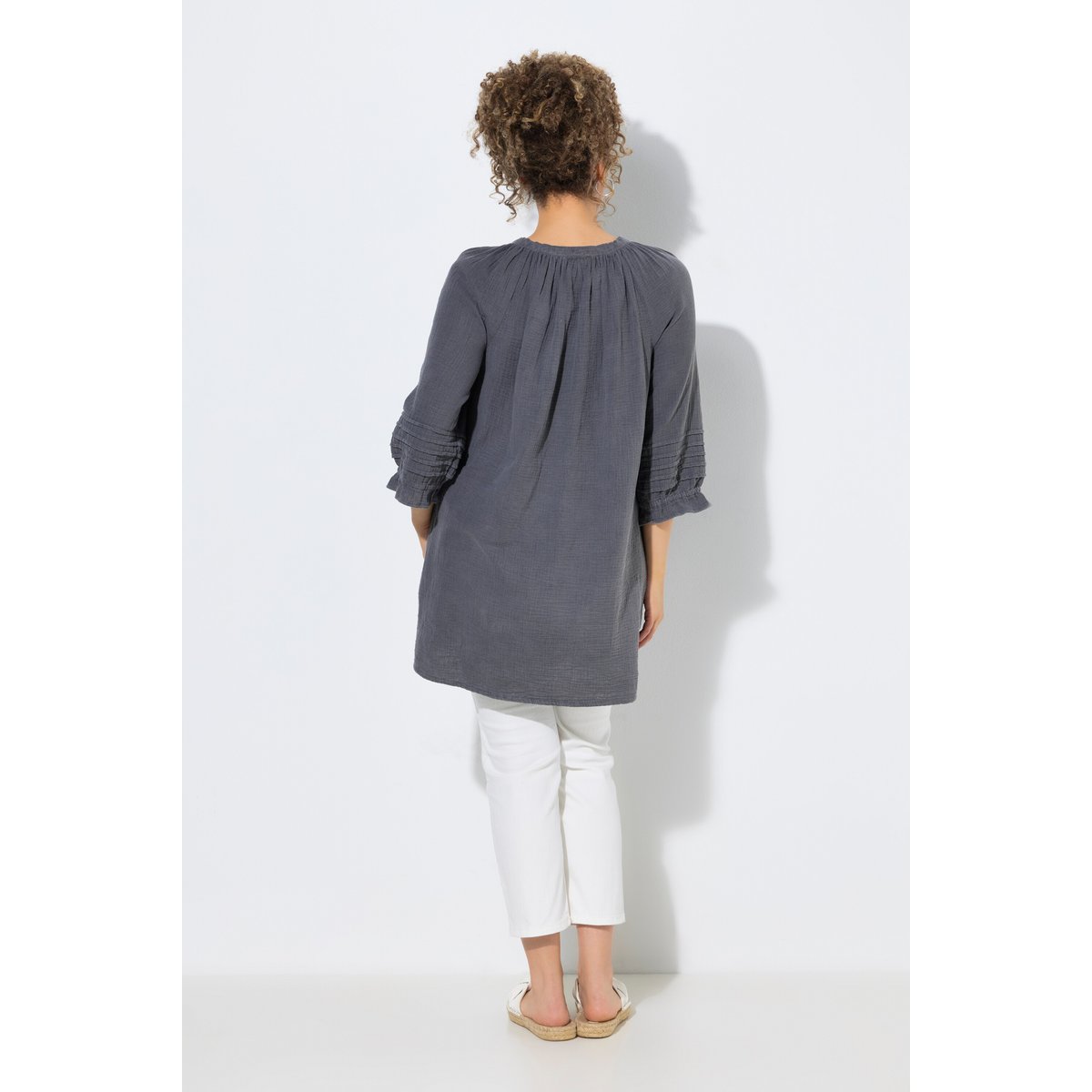 Blouse en mousseline, pinces, coupe A, col V gris graphite, ULLA POPKEN