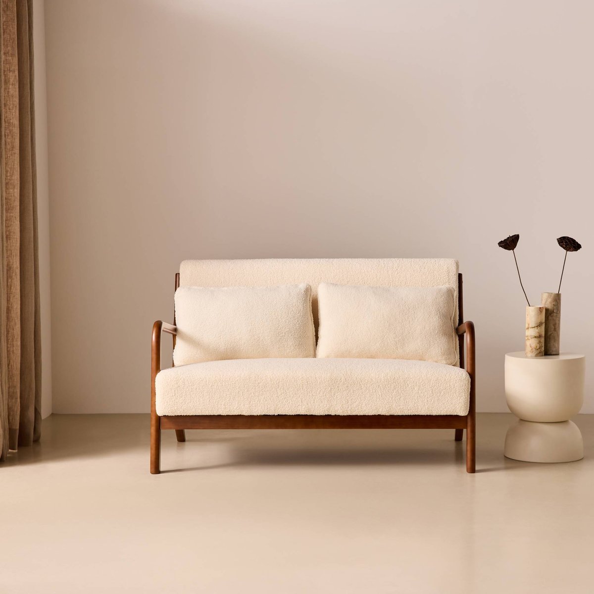 Banquette scandinave 2 places bois d'hévéa teinté noyer clair et bouclette LORENS crème, SWEEEK