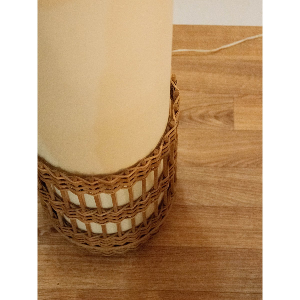 Lampadaire fin en rotin Julien N°149 - Bon état blanc, DEBONGOUT