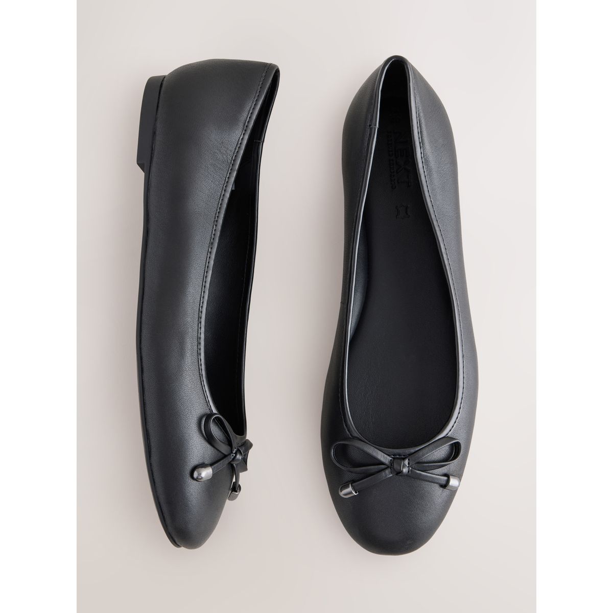 Ballerines doublées de cuir à bout rond noir, NEXT