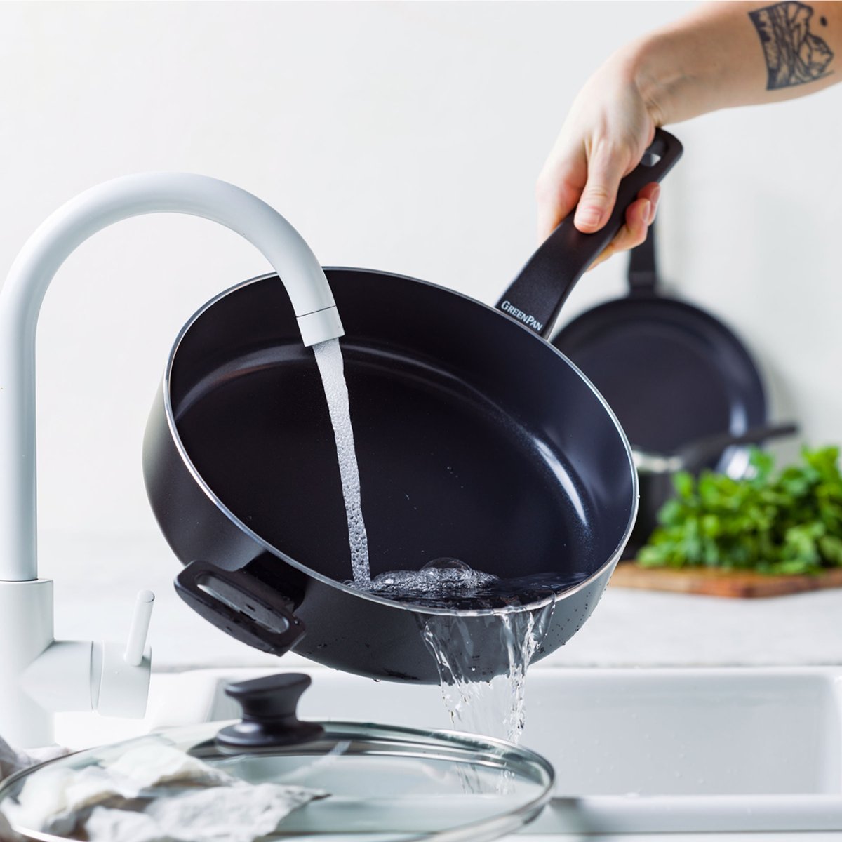 Sauteuse 28 cm aluminium revêtement céramique avec couvercle-Essence noir, GREENPAN