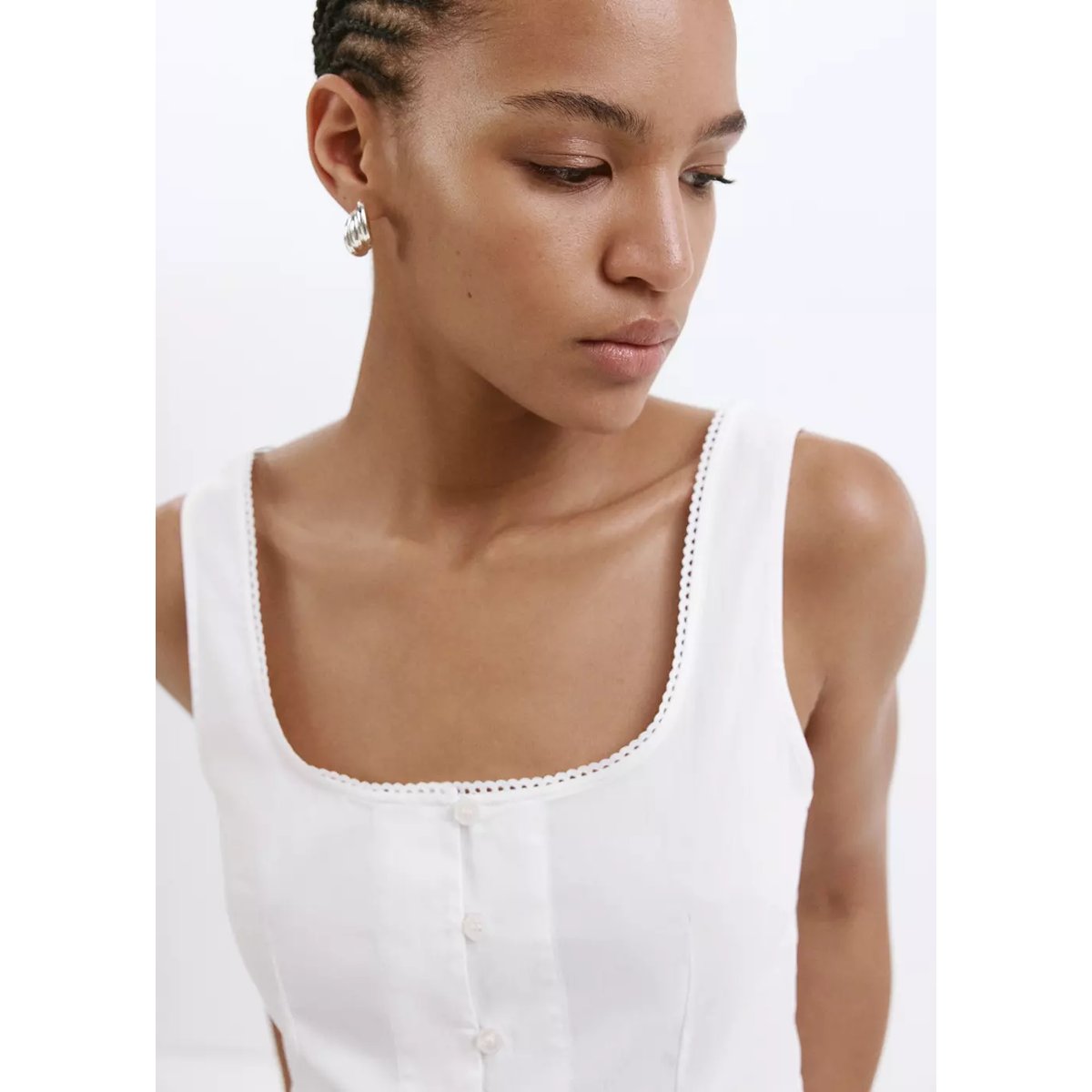 Blouse à boutons détail en dentelle blanc cassé, MANGO