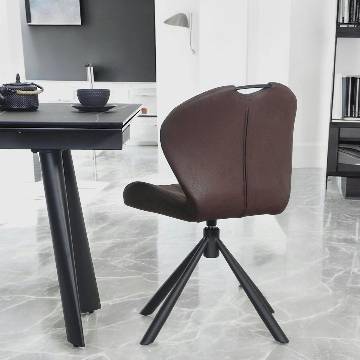 Chaise pivotante marron foncé avec dossier courbe, (lot de 2) LOMBARDIE taupe, PIER IMPORT