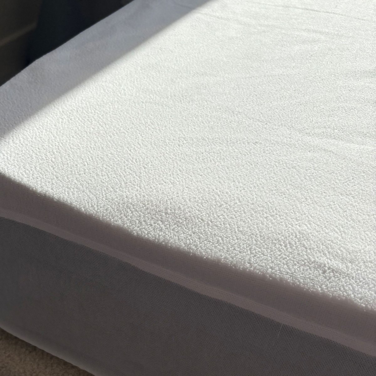 Protège matelas bouclette imperméable bonnet 27 - SERENITE blanc, TERRE DE NUIT