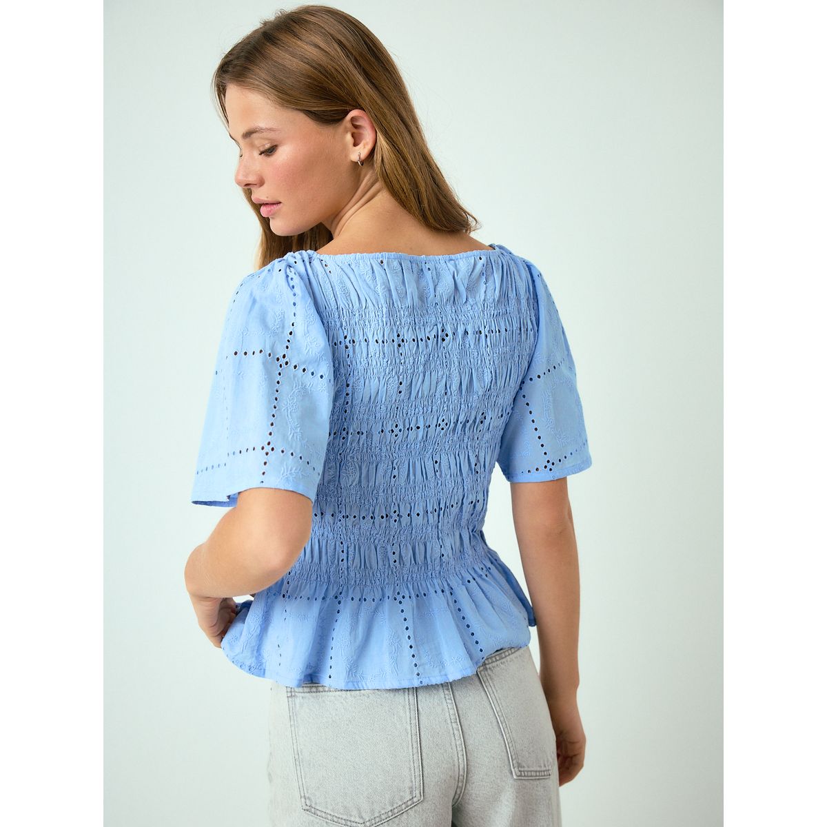 Haut smocké à manches courtes et col bateau broderie bleue, NEXT