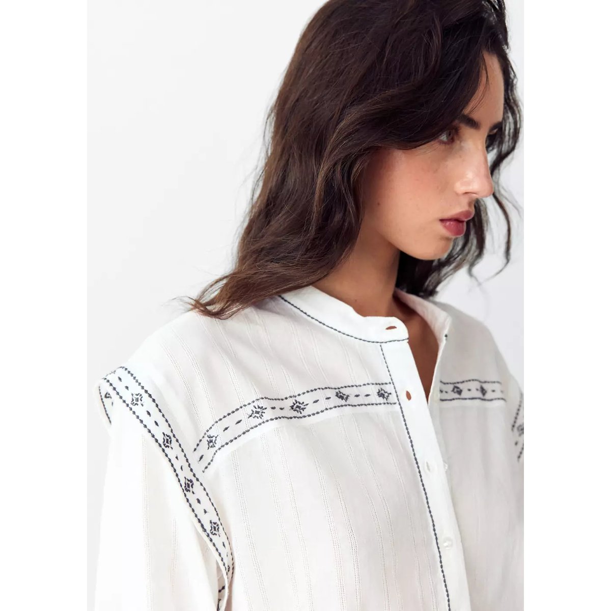 Blouse à col officier avec détails brodés blanc cassé, MANGO TEEN