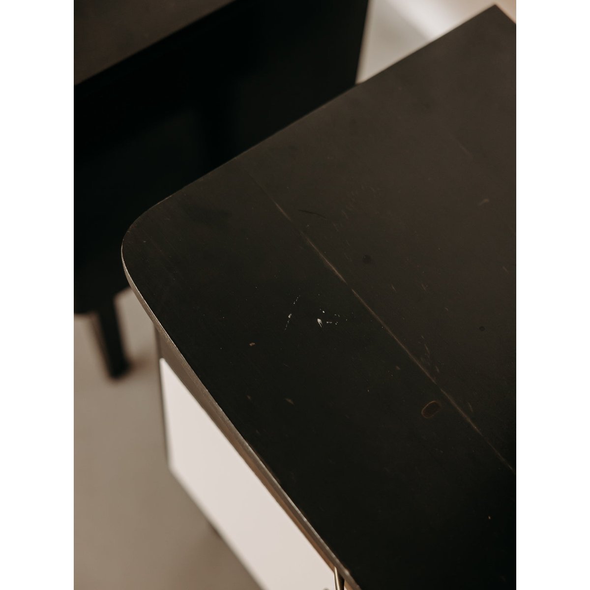 Paire de tables de chevet aux multiples rangements Maïa N°1594 - Bon état bois foncé, DEBONGOUT