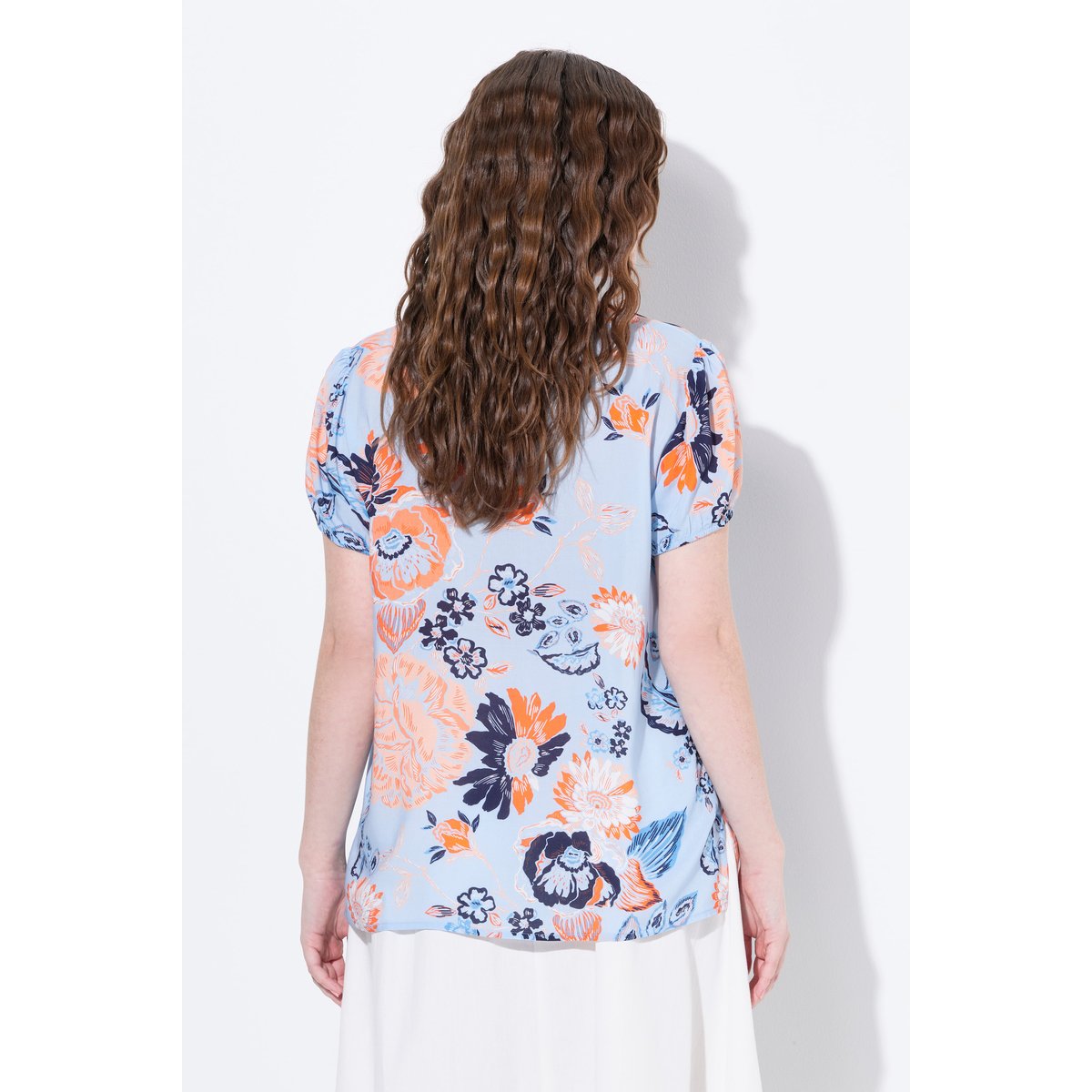 Blouse à fleurs. Manches courtes. Petit col bleu ciel, ULLA POPKEN