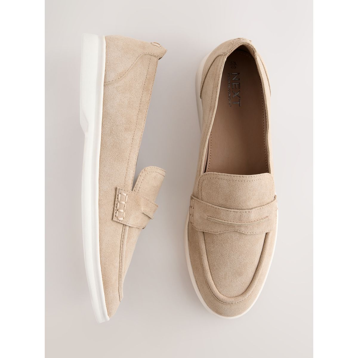 Mocassins en daim à semelle blanche sable, NEXT
