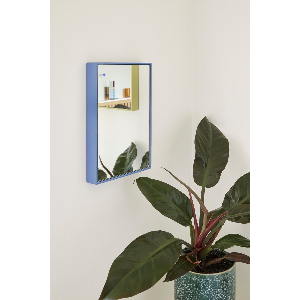 Miroir en fer et verre miroir SHINE bleu, HUBSCH