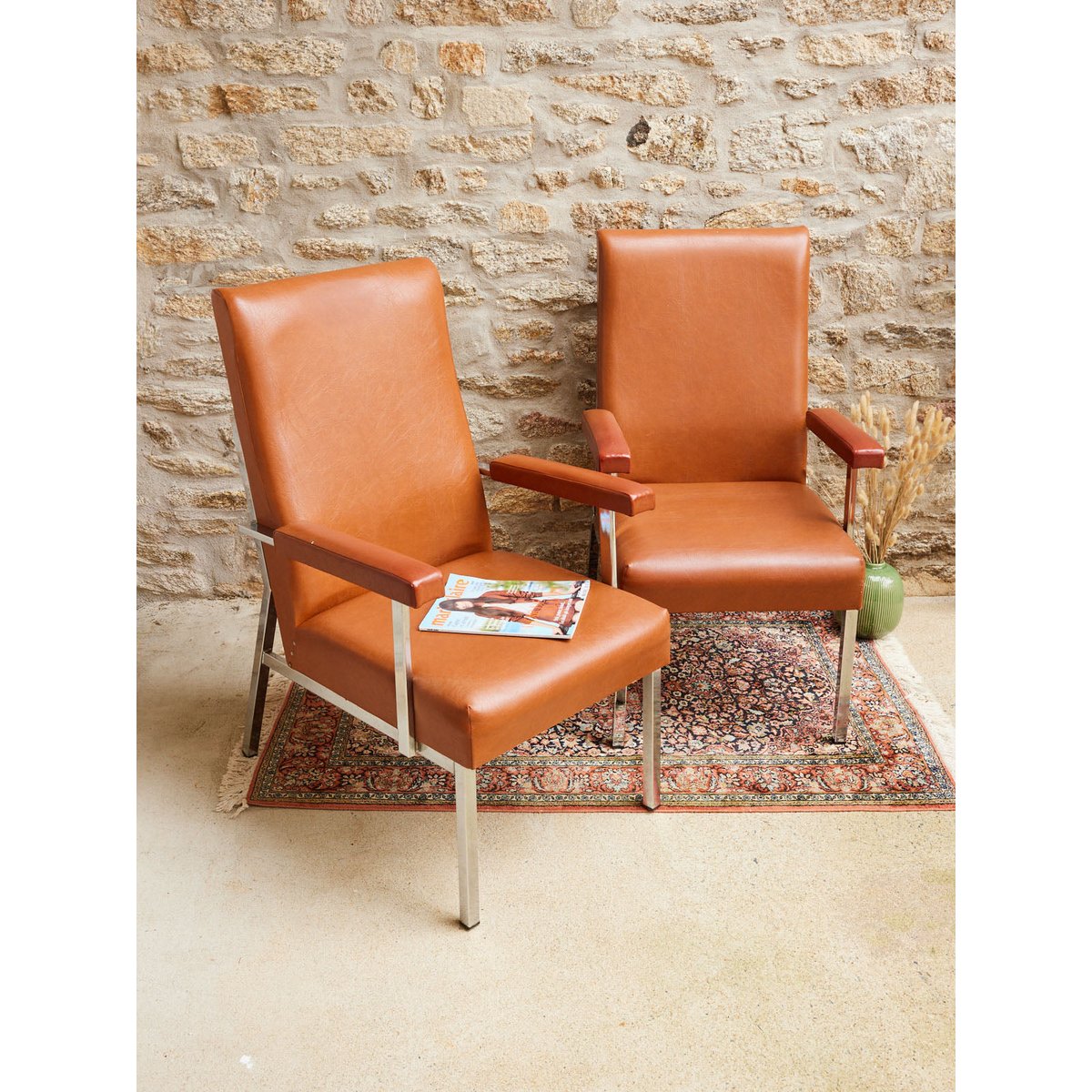 Paire de fauteuils en skaï Jakob N°1188 - Bon état marron, DEBONGOUT