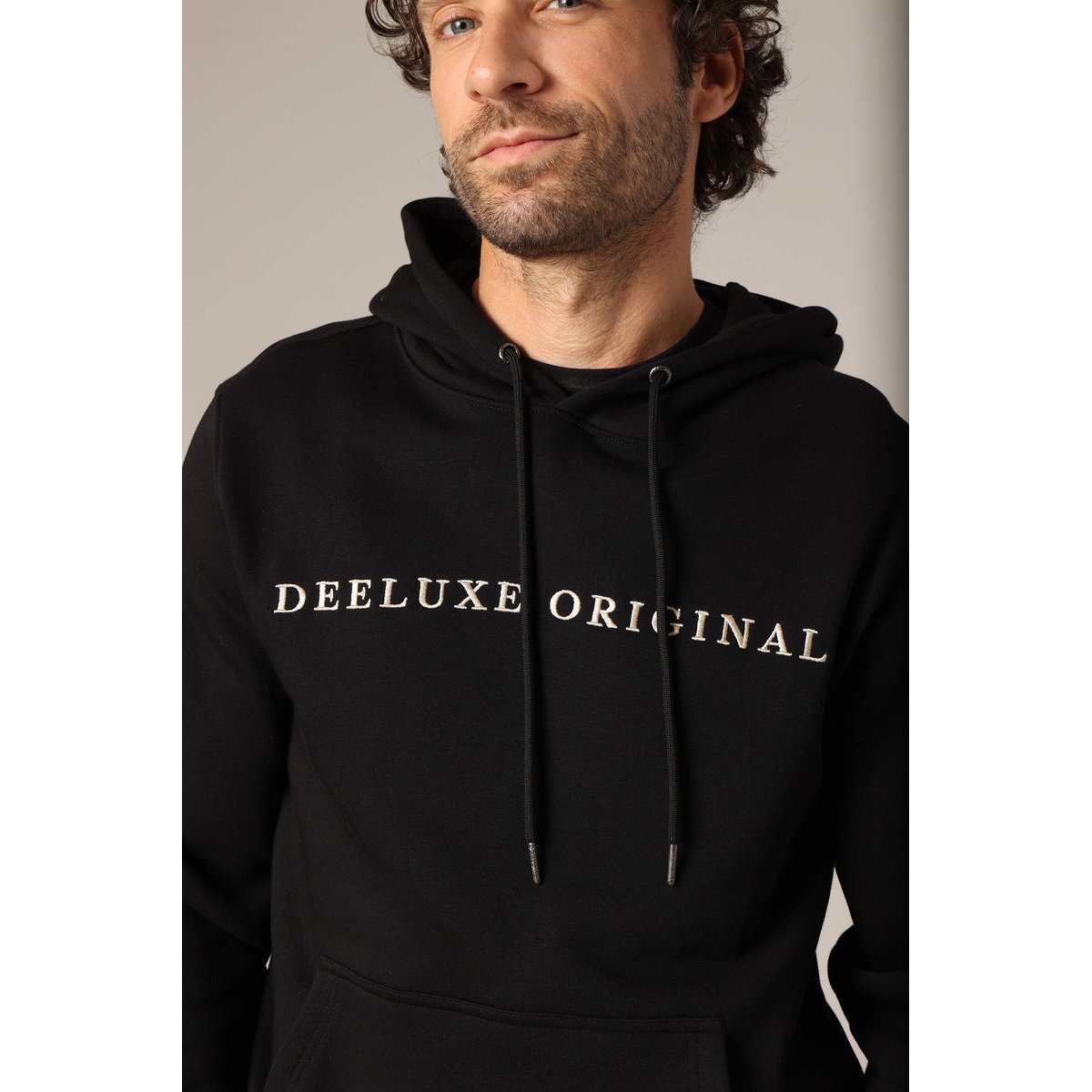 Sweat à capuche en polaire avec inscription brodée « deeluxe original ». BEN black, DEELUXE