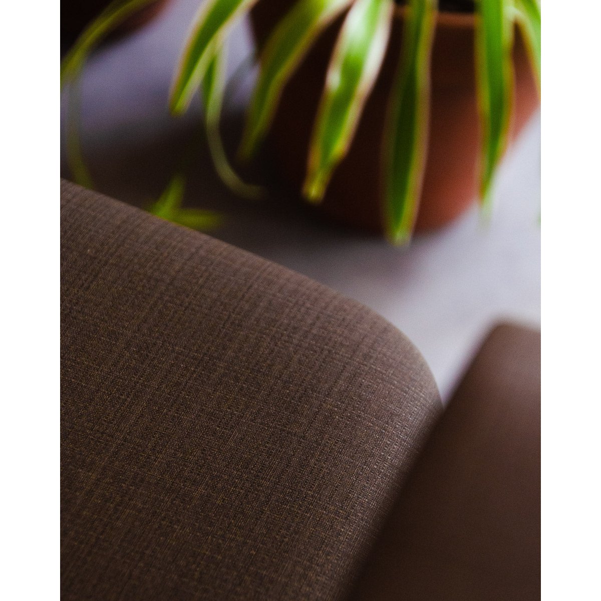 Chaise tubulaire en simili-cuir Alma N°1533 - Bon état gris, DEBONGOUT
