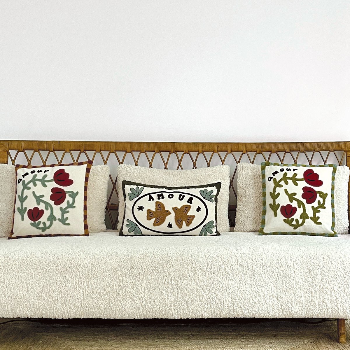 Coussin brodé avec motif oiseaux et "amour" marron foncé, OPJET