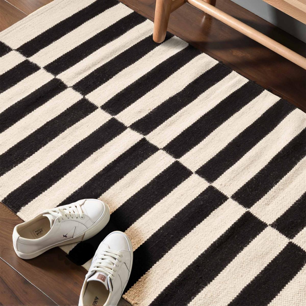 Tapis kilim, motif géométrique, tissé main, DONNA chic authentique noir, blanc, UN AMOUR DE TAPIS