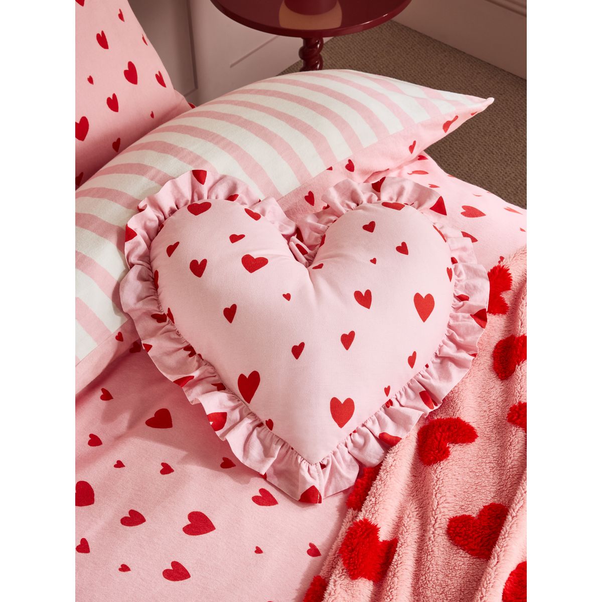 Coussin cœurs à volants rose/rouge, NEXT