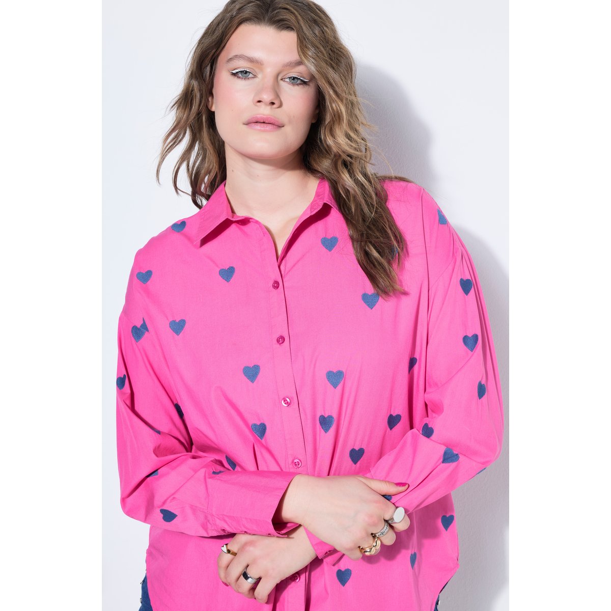 Chemisier oversize, petits cœurs brodés rose vif, STUDIO UNTOLD