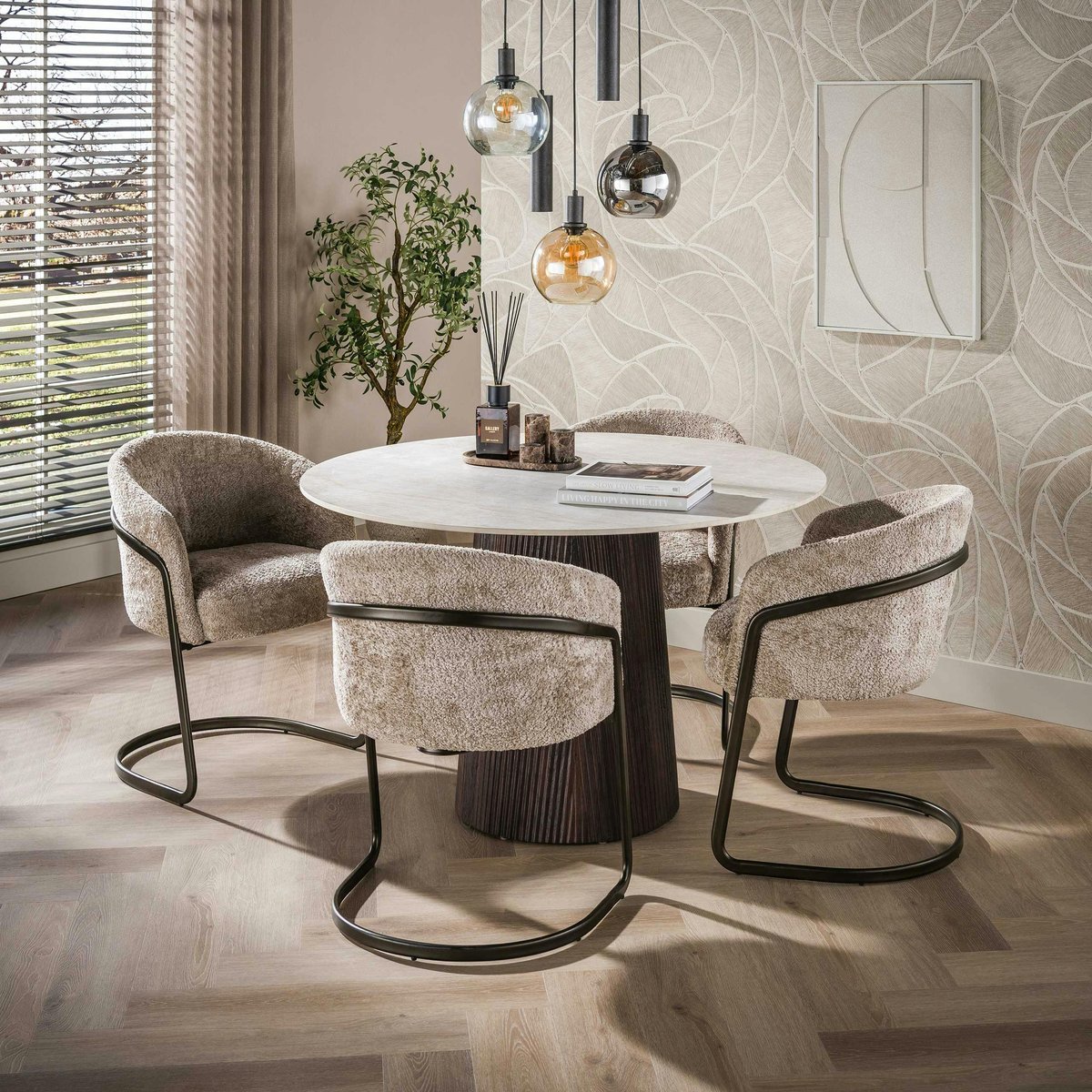 Table à manger ronde vintage en céramique marbrée Ø120 cm MAHAL beige, PIER IMPORT