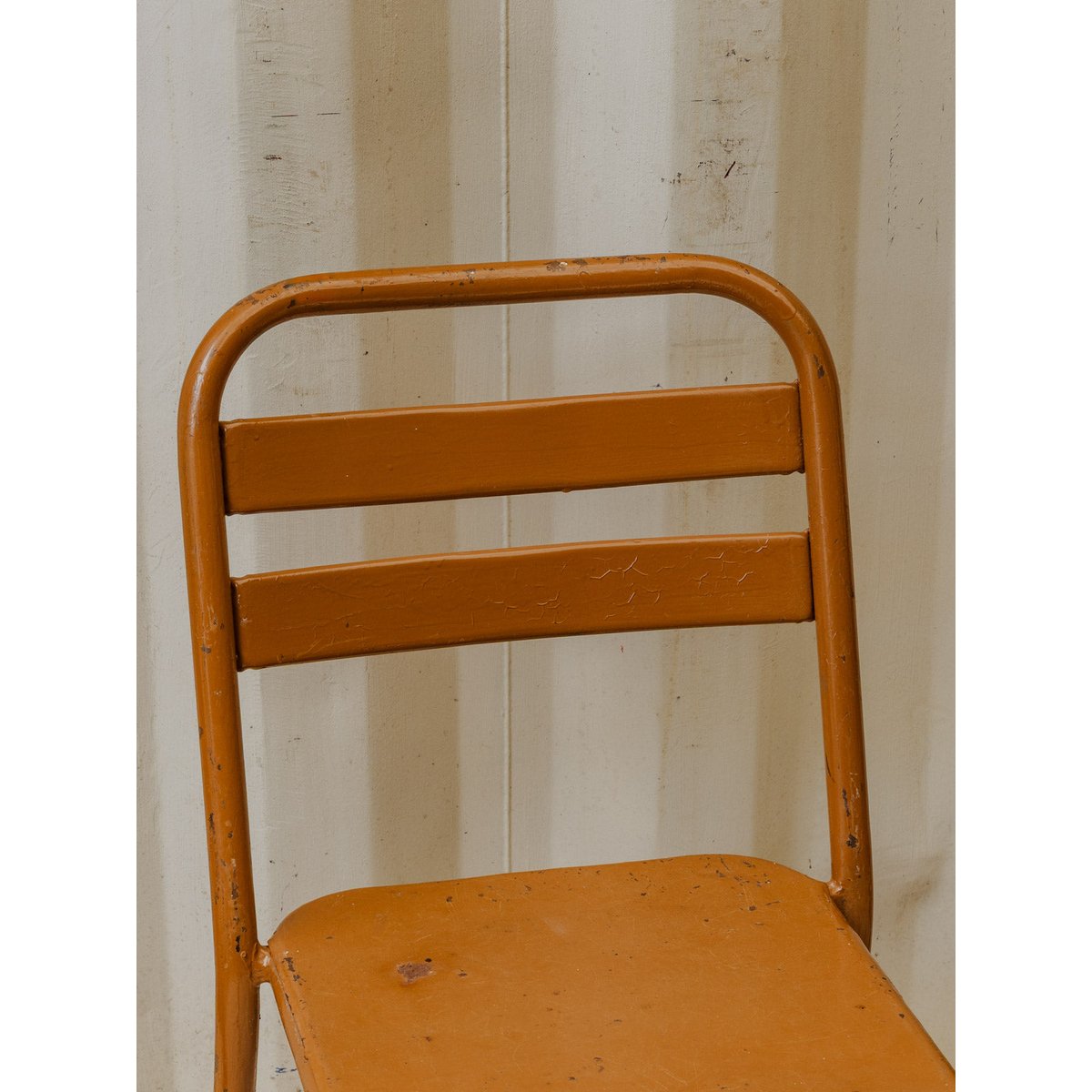 Paire de chaises en métal marron Claude N°1239 - Bon état marron, DEBONGOUT