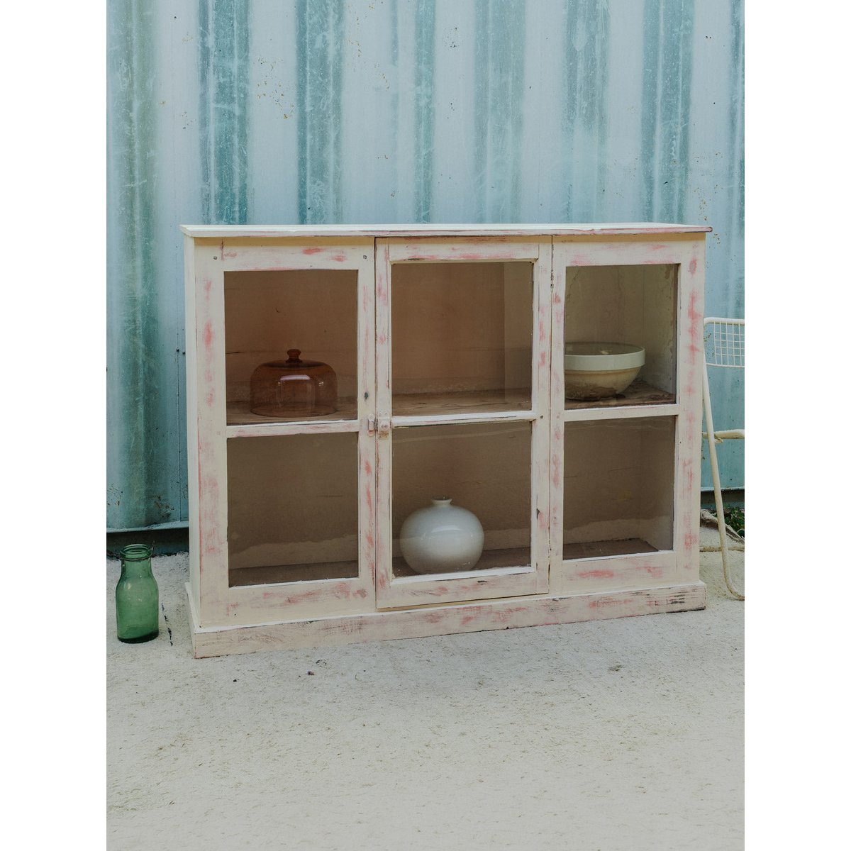 Buffet vitré en bois blanc et rose Gilbert N°1906 - Bon état blanc, DEBONGOUT