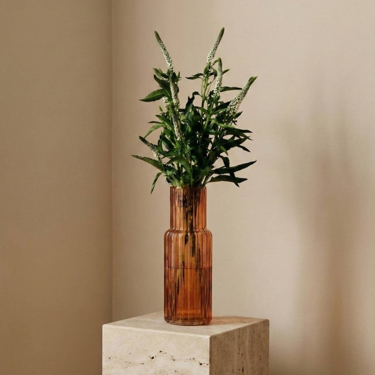 Vase en verre strié, H25cm marron, ORNAMI