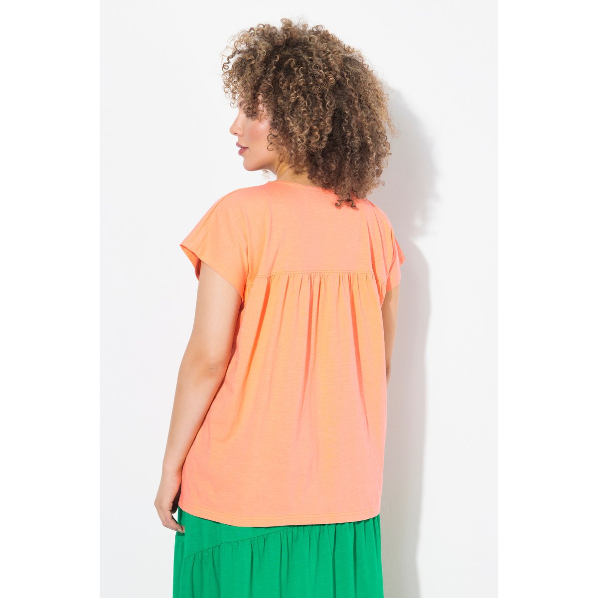 T-shirt oversize. Motif papillon. Col V et corail, ULLA POPKEN