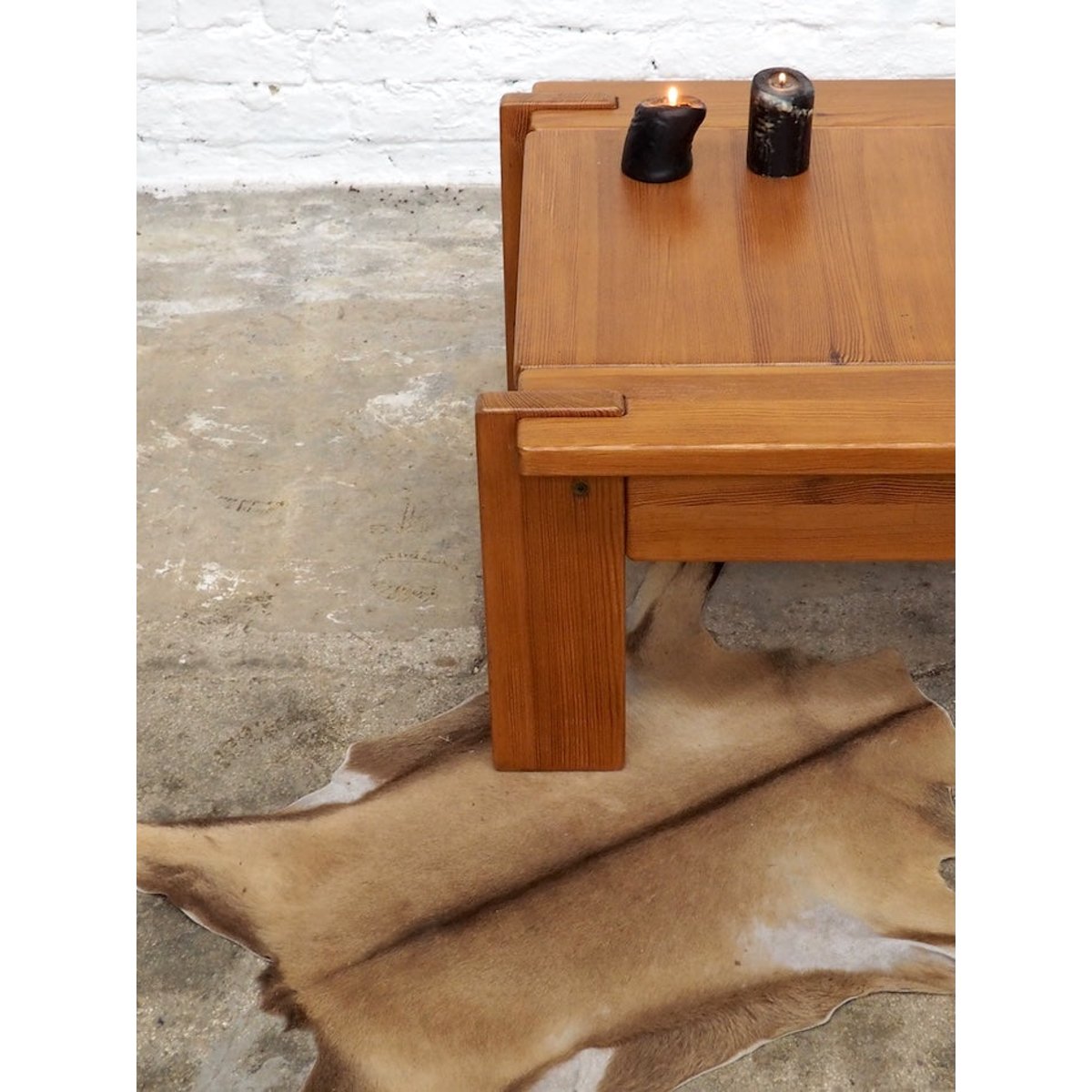 Table basse en pin Léonie N°441 - Bon état bois foncé, DEBONGOUT
