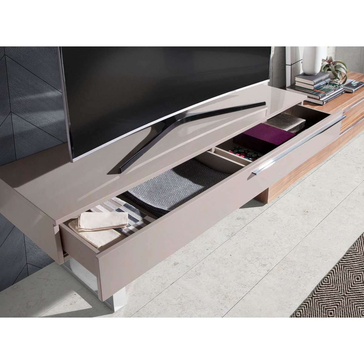 Meuble TV en bois beige, noyer et acier chromé beige | noyer | acier chromé, ANGEL CERDA