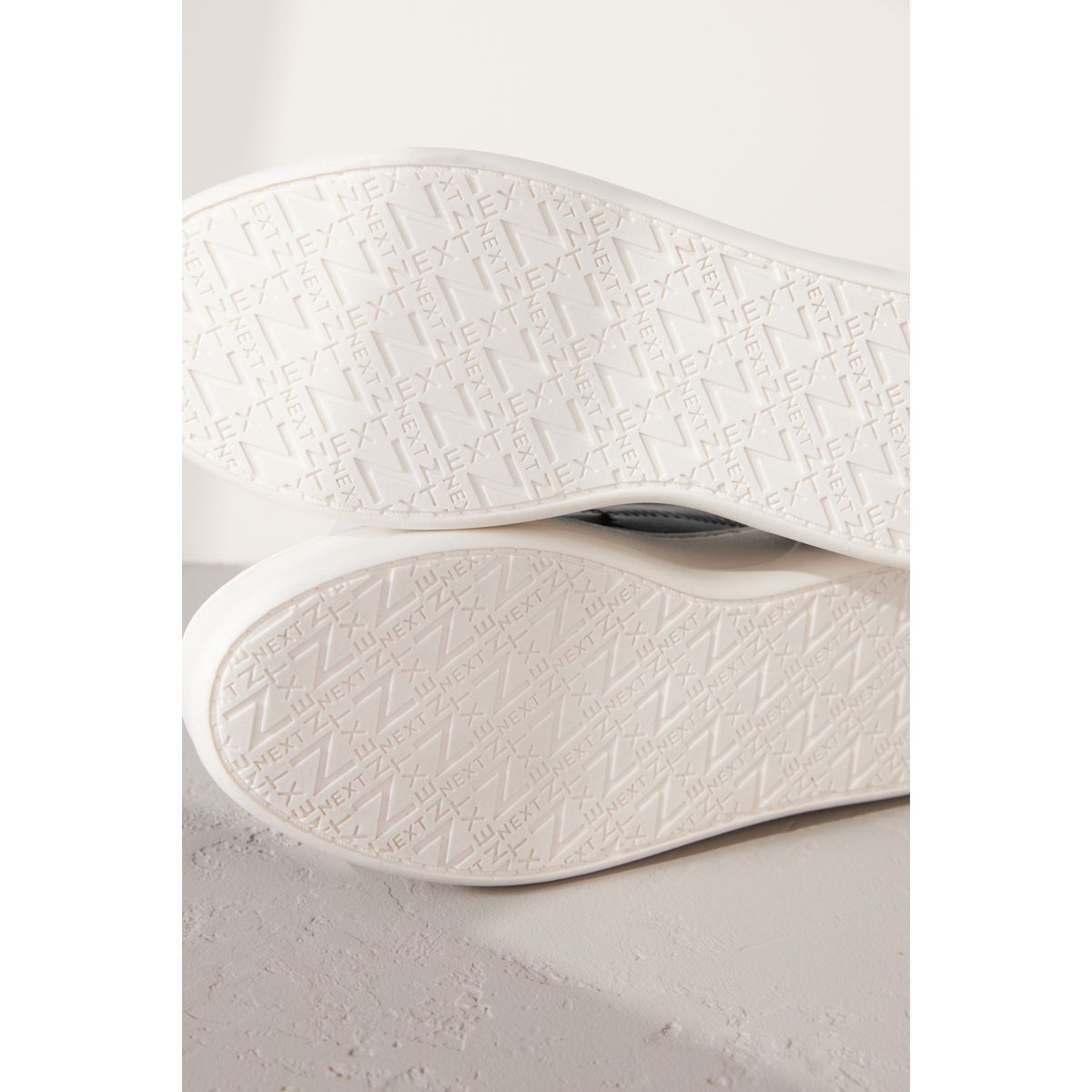 Baskets compensées épaisses en cuir à enfiler signature noir, NEXT