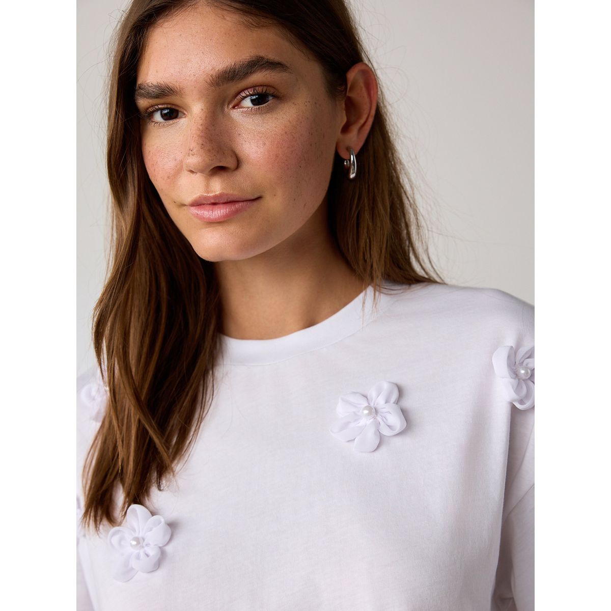 T-shirt orné de fleurs 3d à manches courtes blanc, NEXT