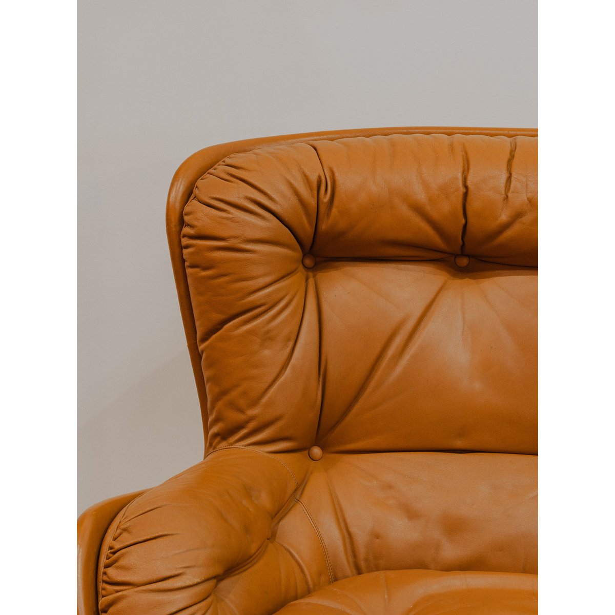 Fauteuil en cuir pivotant Jakob N°860 - Bon état marron, DEBONGOUT