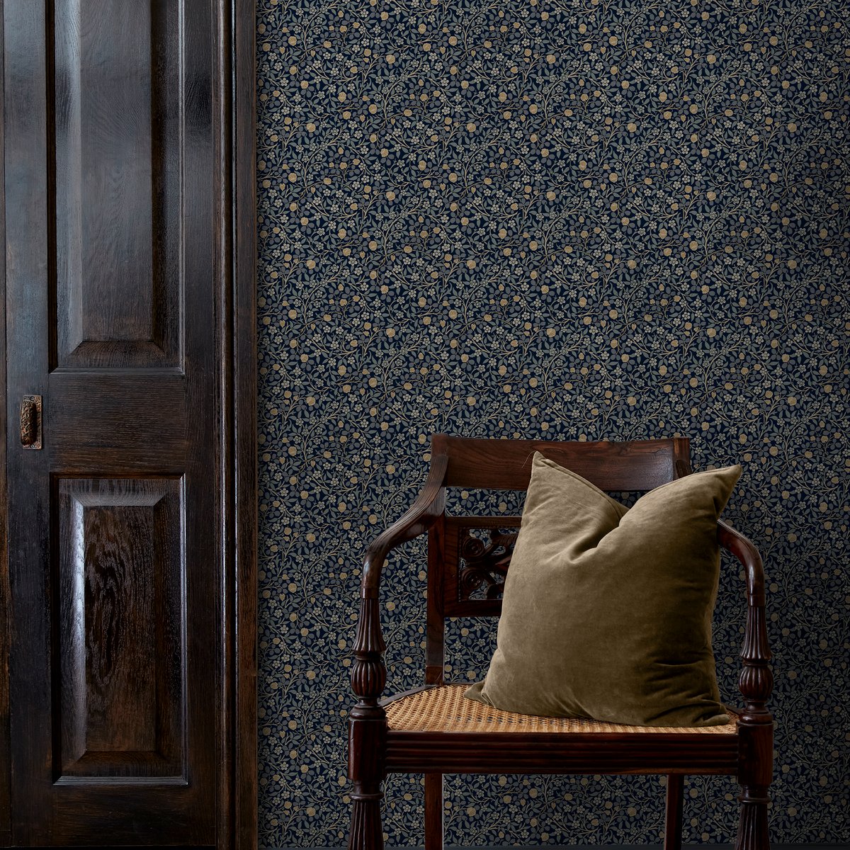 Papier peint fleuri Clover Midnight bleu, ocre, beige, WILLIAM MORRIS AT HOME