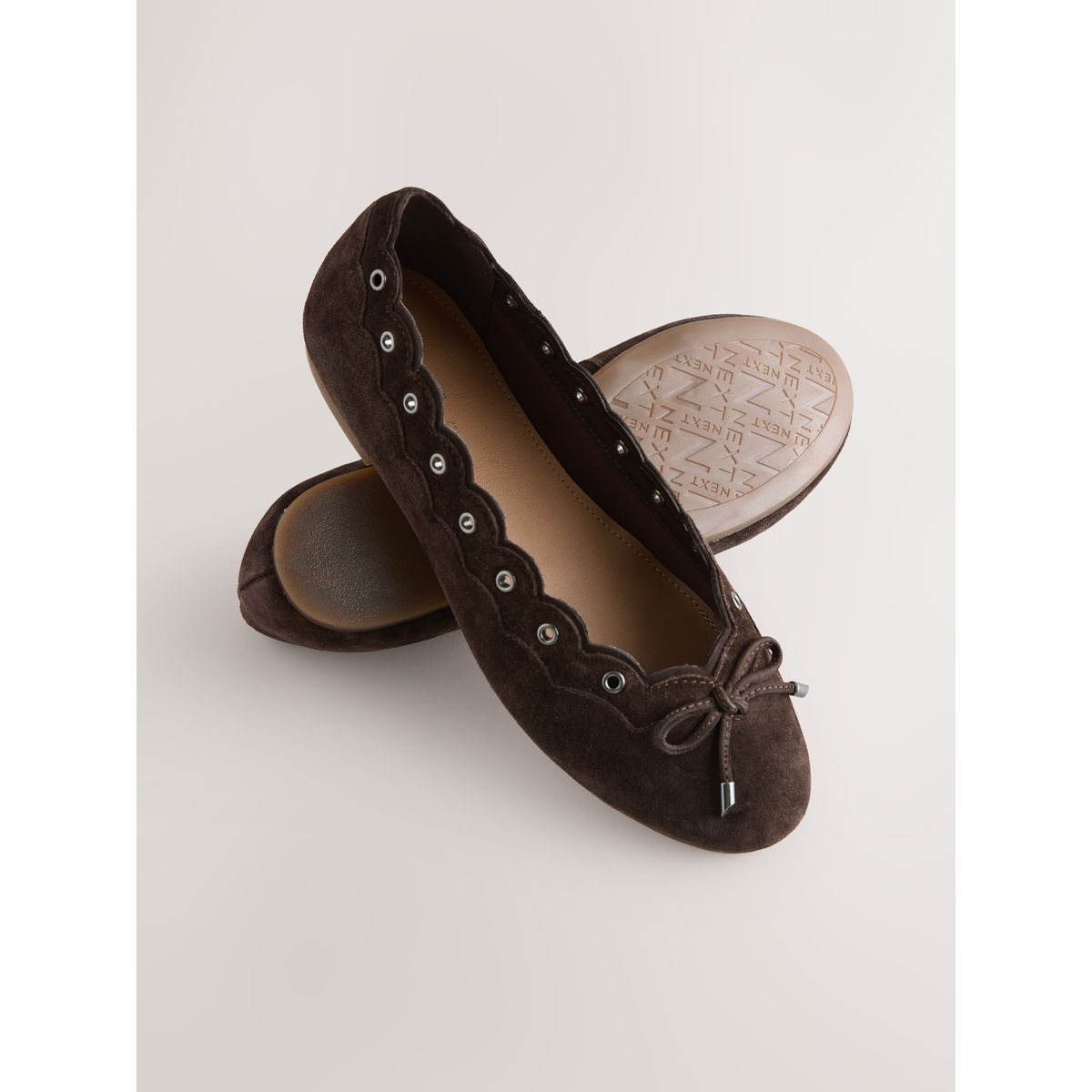 Ballerines festonnées en cuir forever comfort marron chocolat, NEXT
