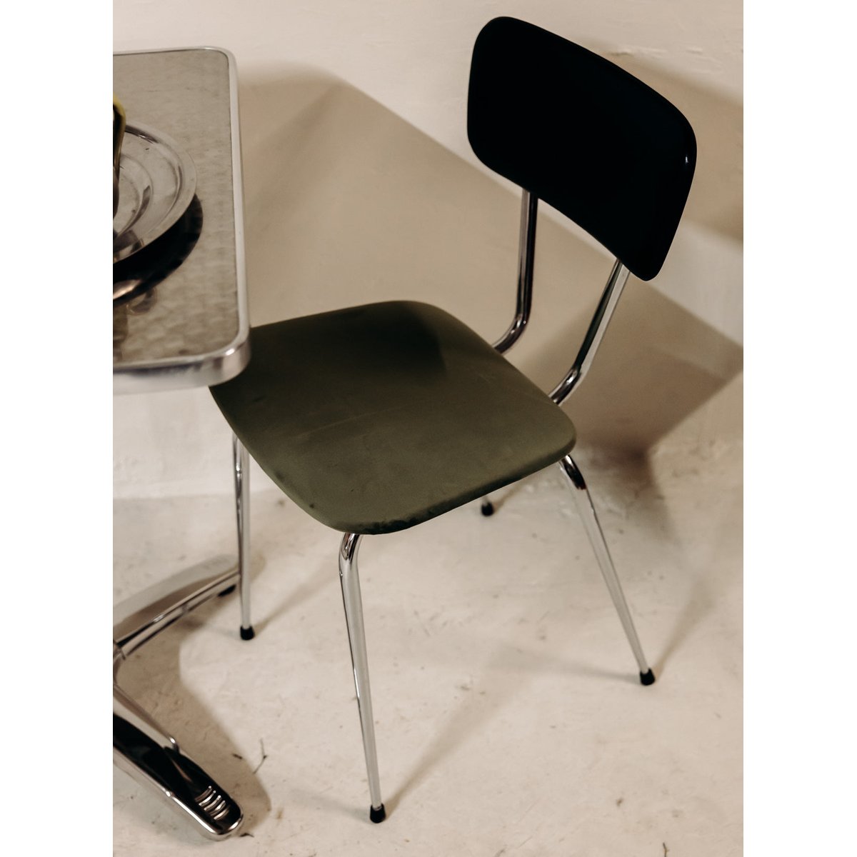 Chaise aux lignes épurées Alma N°1966 - Bon état noir, DEBONGOUT