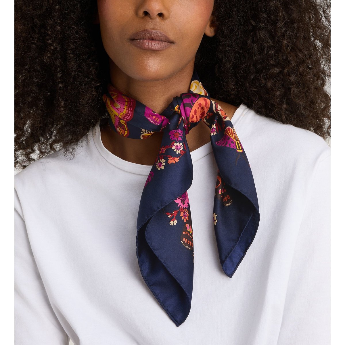 Carré de soie loulou à motifs papillons bleu marine, GALERIES LAFAYETTE