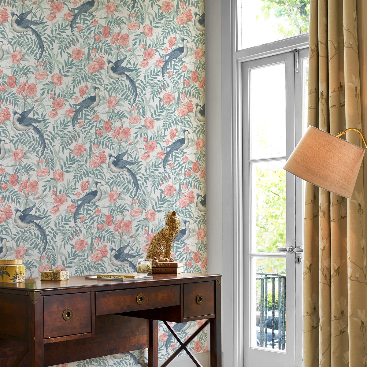 Papier peint Fleurs et oiseaux Osterley wood vert bleuté, corail, blanc grisé, LAURA ASHLEY