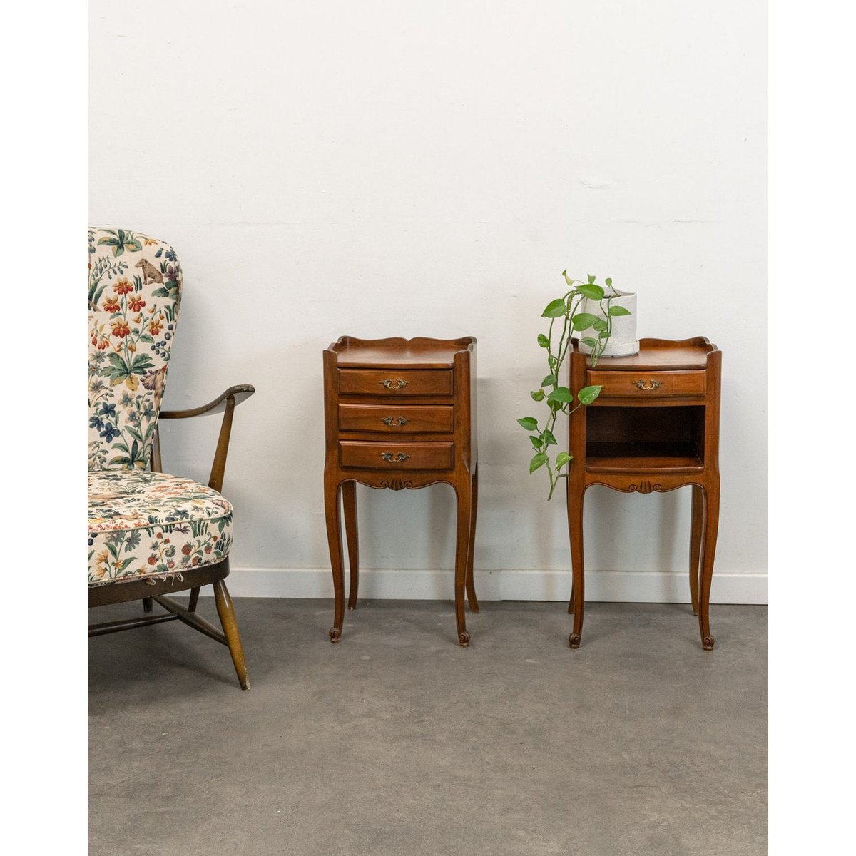 Paire de chevets en bois style Louis XV Odile N°1438 - Bon état bois foncé, DEBONGOUT