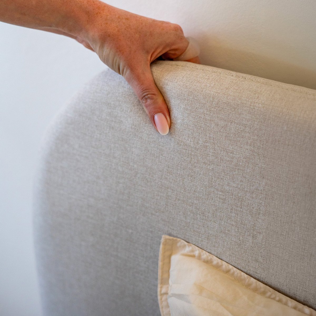 Lit double avec coffre en tissu - TILLY gris/beige, MAISON PAVANE