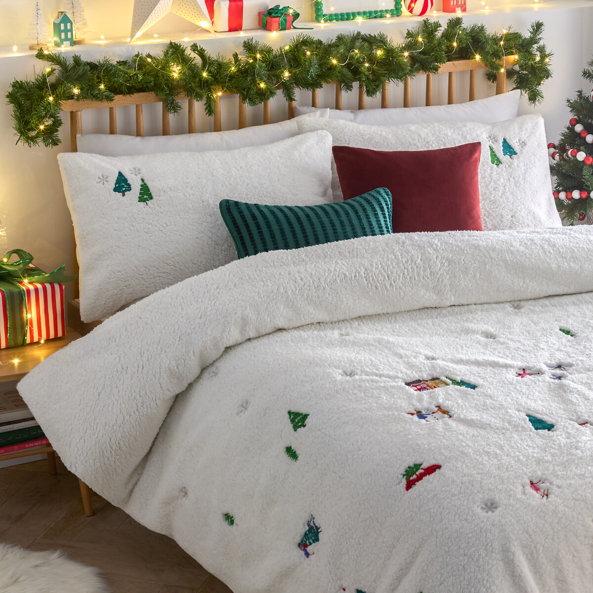 Christmas Together Embroidered Fleece Duvet Cover and Pillowcase Set white, FURN.