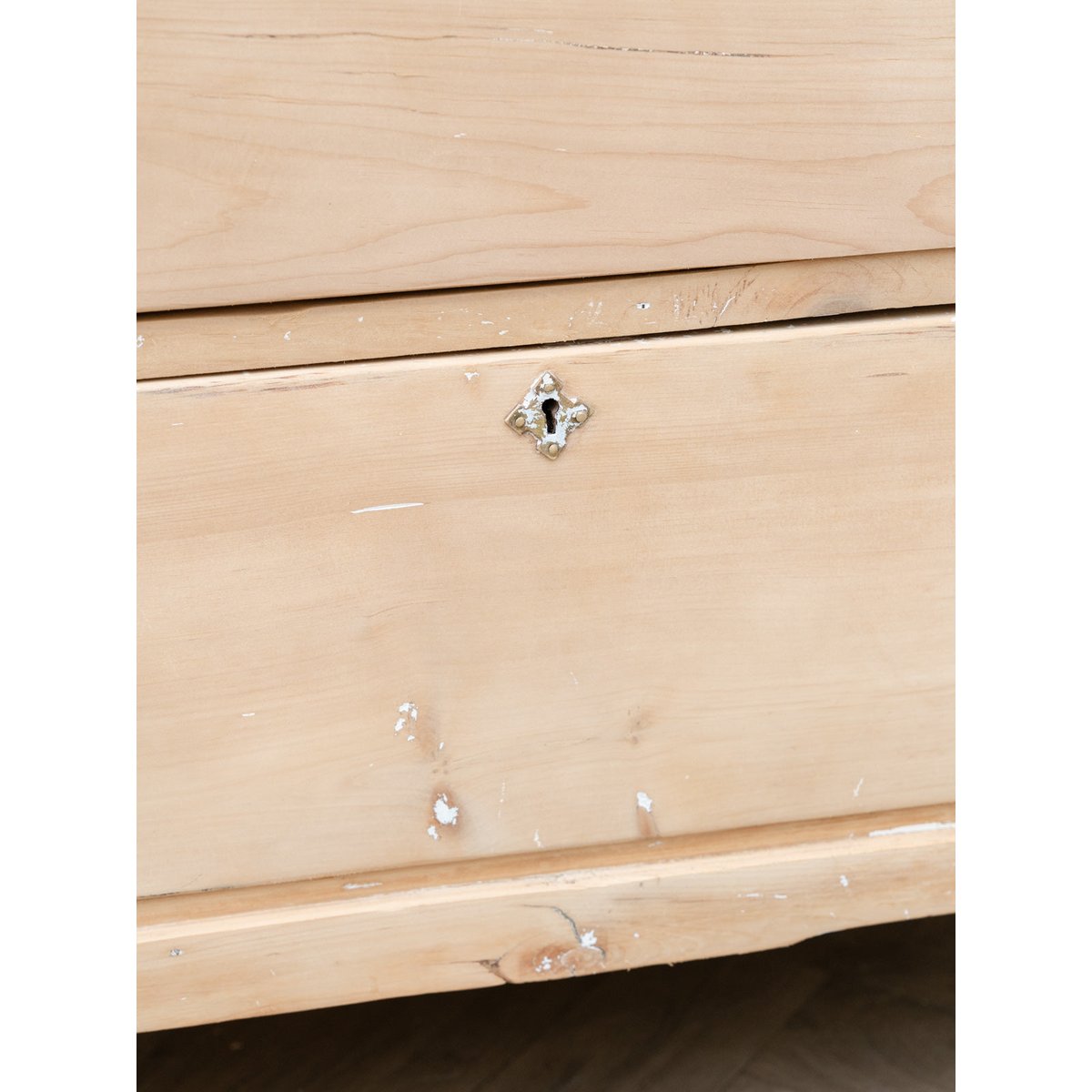 Commode anglaise en bois aux pieds tournés Garance N°738 - Bon état bois clair, DEBONGOUT