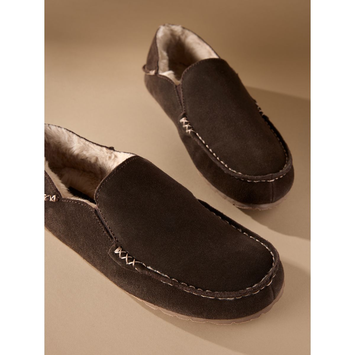 Chaussons mocassins en daim kickdown Signature marron, NEXT