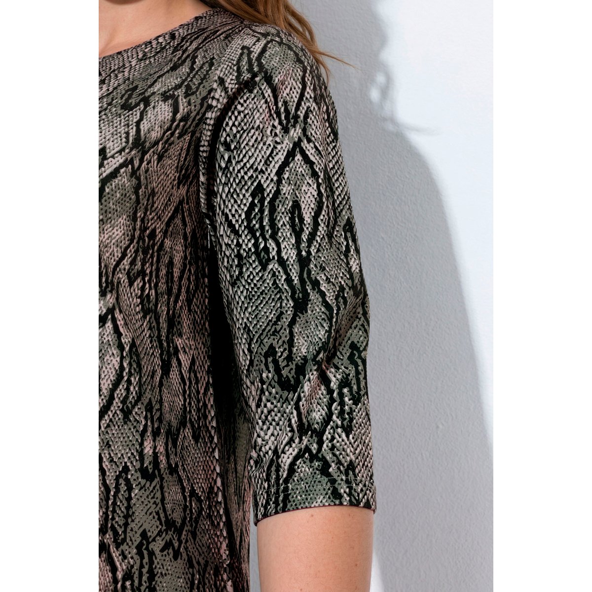 T-shirt long, motif serpents gris olive, ULLA POPKEN