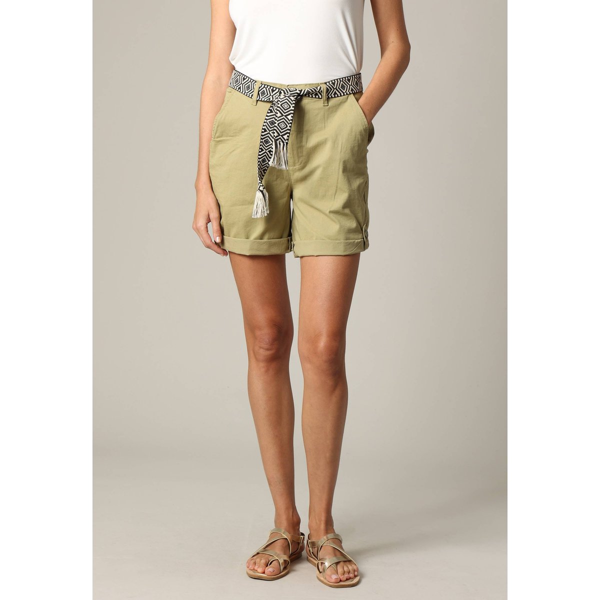 Short mi-long avec ceinture ethnique à motifs et bas à revers KAIJA light khaki, DEELUXE