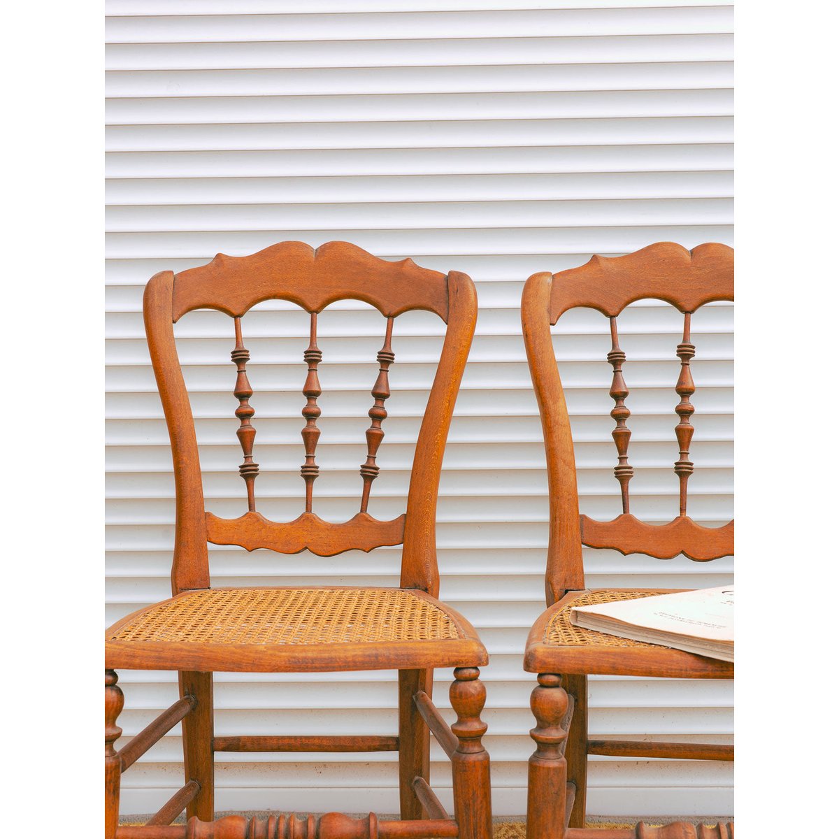 Lot de 4 chaises en bois et cannage Claude N°1559 - Bon état bois clair, DEBONGOUT
