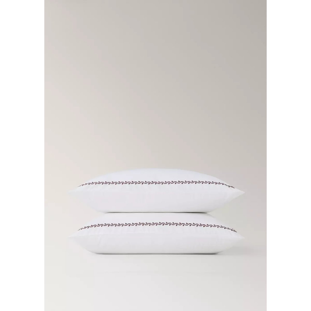 Deux taies d’oreiller en coton avec détail brodé, 60 x 60 cm rouge, MANGO HOME
