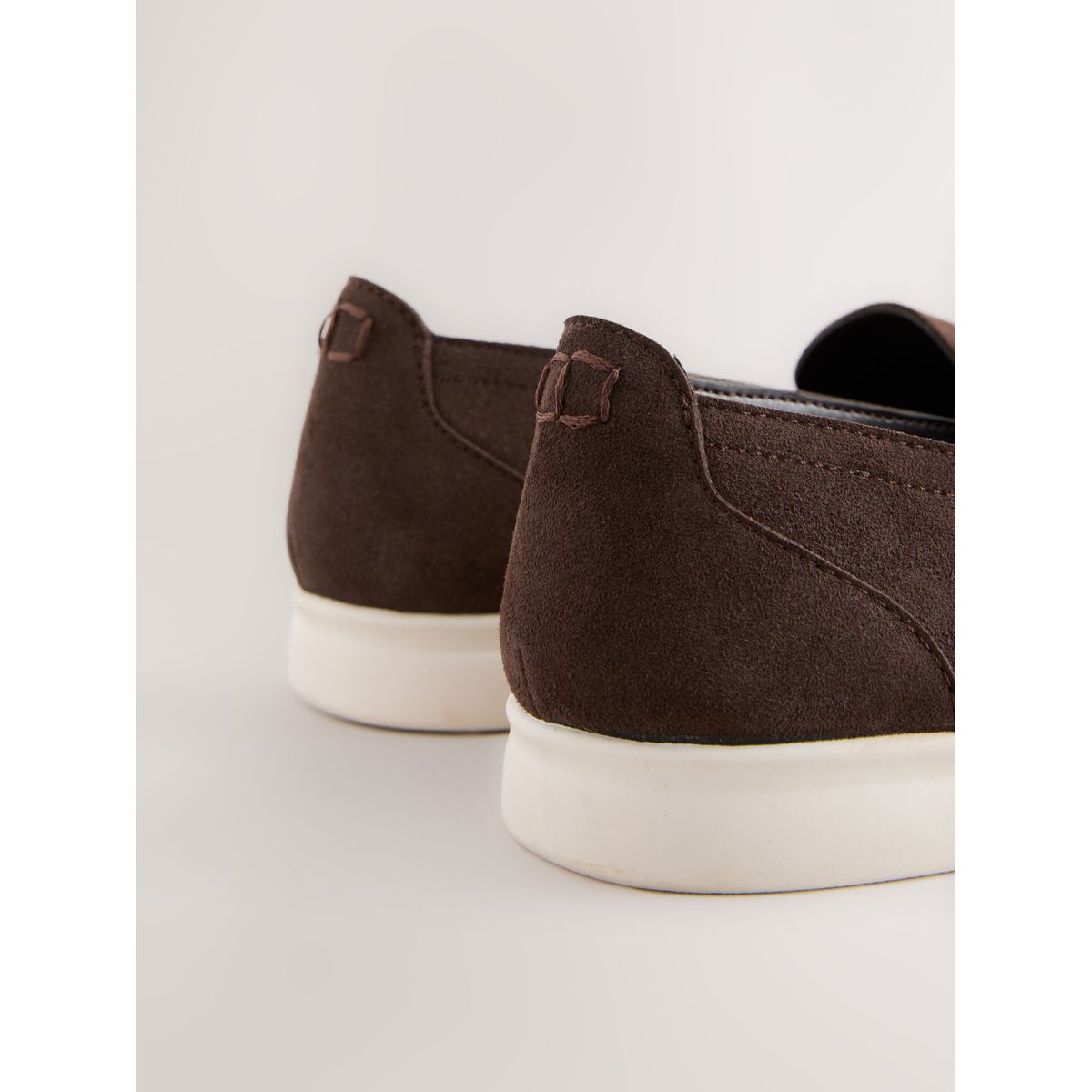 Mocassins en daim à semelle blanche marron chocolat, NEXT