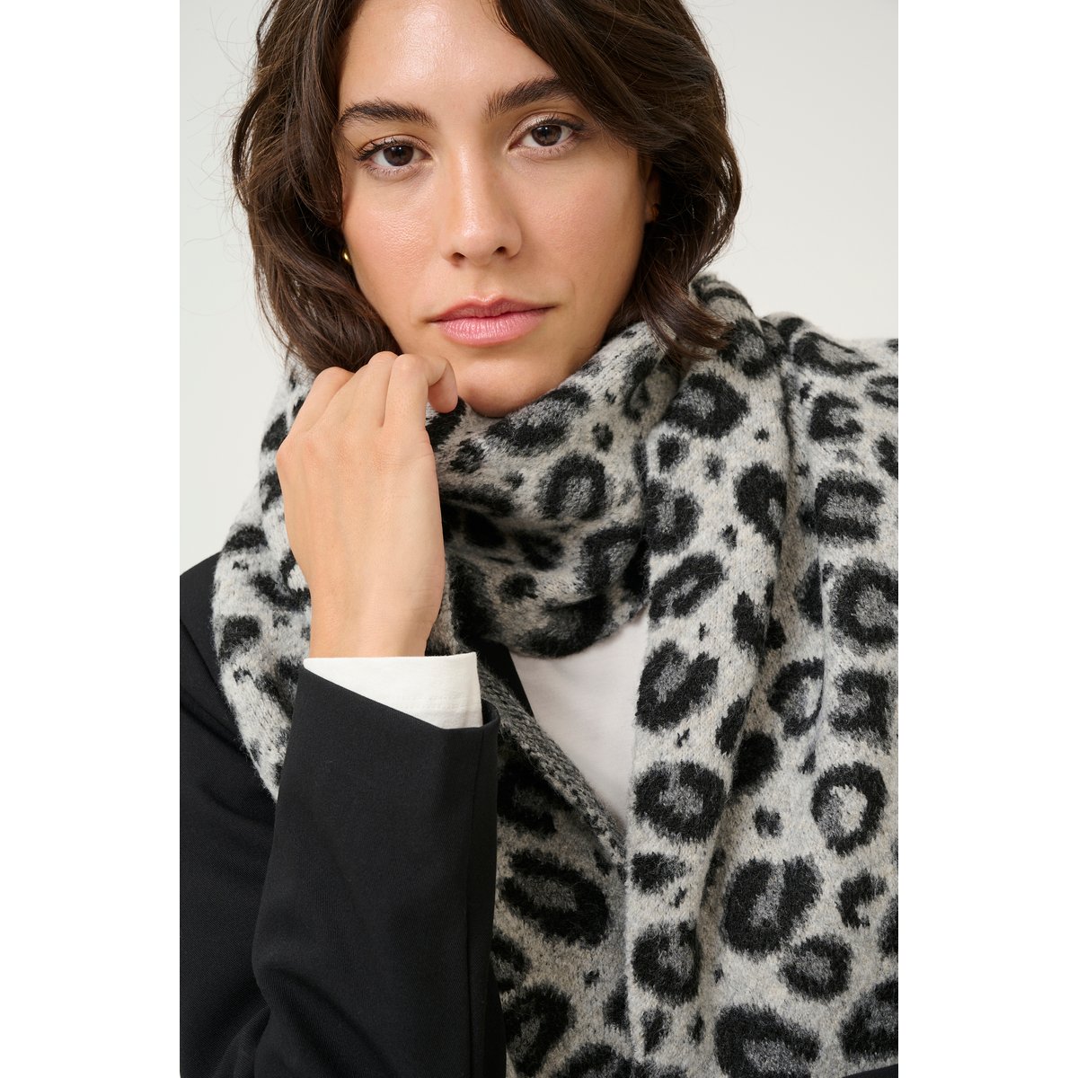 Écharpe black noir gris leo animalier, KAFFE