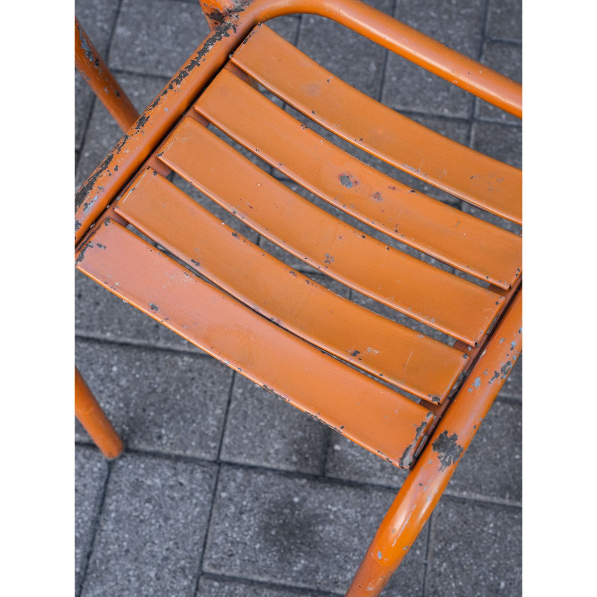 Paire de chaises Tolix en métal orange Alma N°1943 - Bon état orange, DEBONGOUT