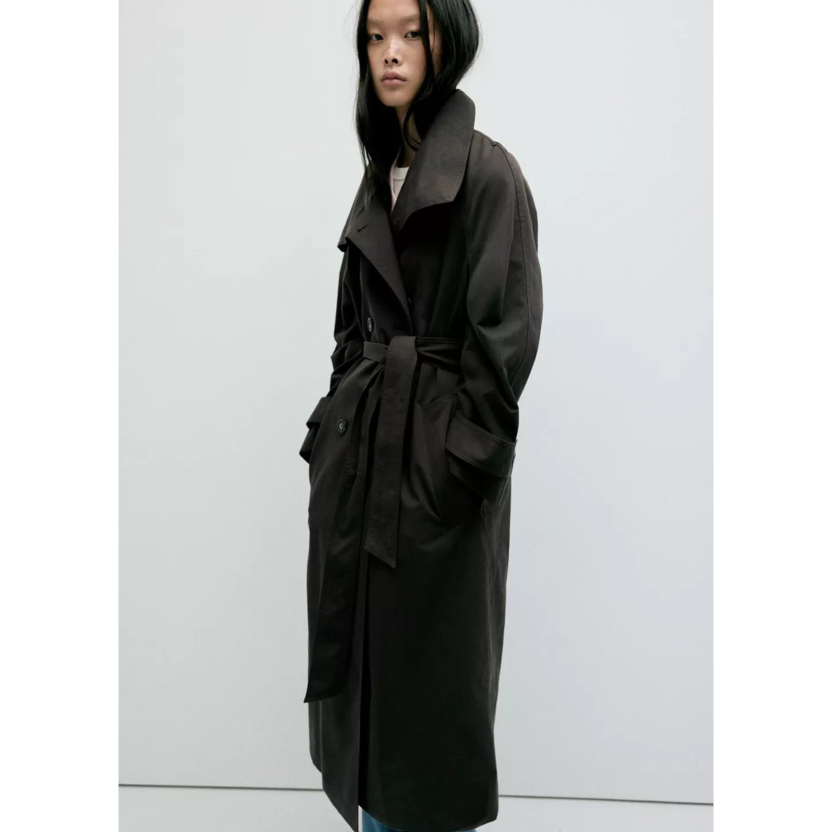 Trench long avec col montant et ceinture chocolat, MANGO